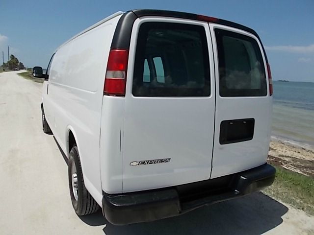 2009 Chevrolet Express Club Cab 155 WB HD 4WD