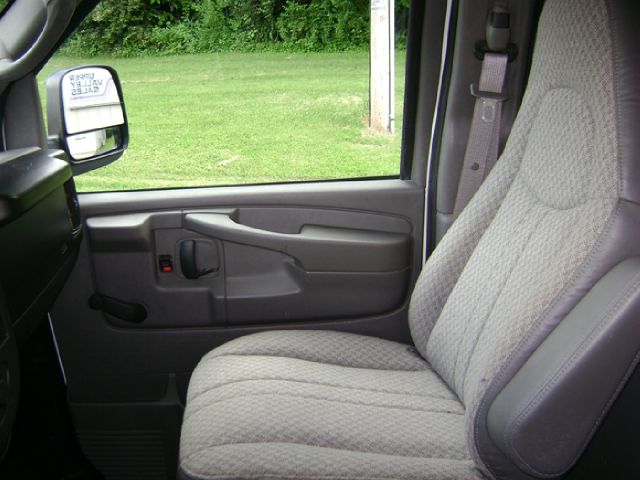2009 Chevrolet Express 750i 4dr Sdn