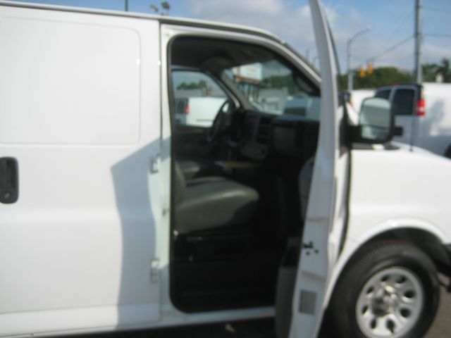 2009 Chevrolet Express 750i 4dr Sdn