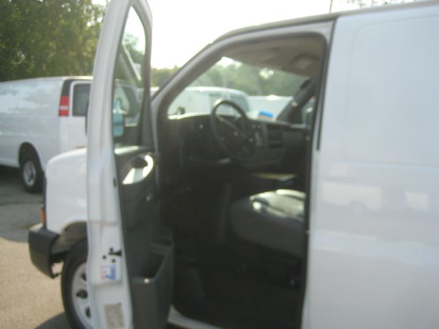 2009 Chevrolet Express 750i 4dr Sdn