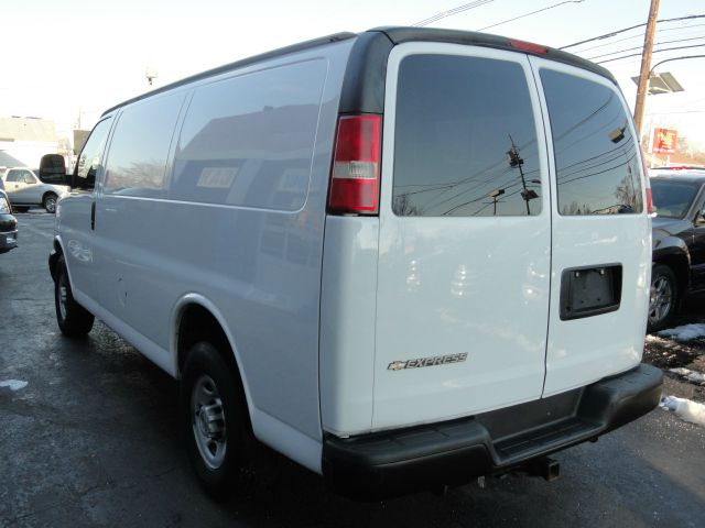 2009 Chevrolet Express Awd-quads-third-6 CD Bose-7 Passenger