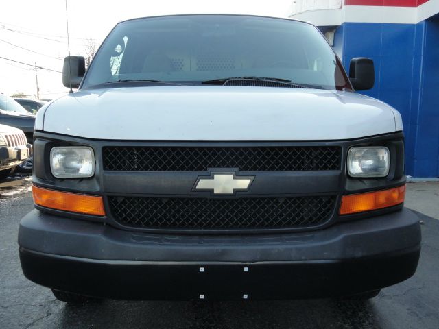 2009 Chevrolet Express Awd-quads-third-6 CD Bose-7 Passenger