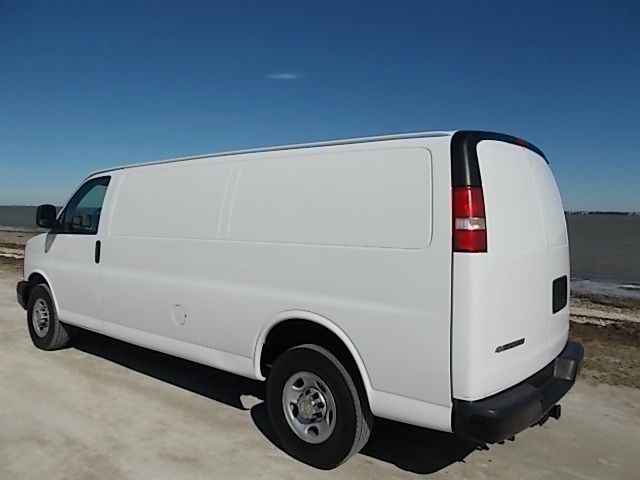 2009 Chevrolet Express Club Cab 155 WB HD 4WD