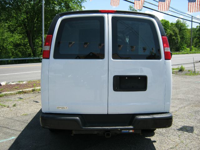 2009 Chevrolet Express 750i 4dr Sdn