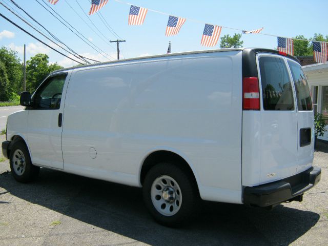 2009 Chevrolet Express 750i 4dr Sdn