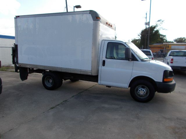 2010 Chevrolet Express Cutaway I-290 S