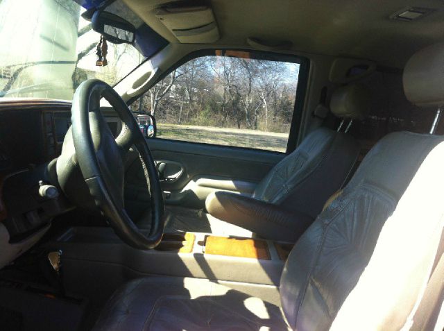 1999 Chevrolet K2500 4DR Luxury 4X4