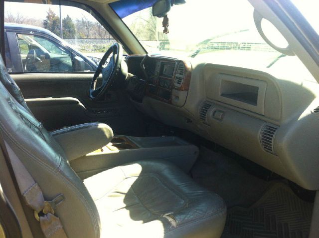 1999 Chevrolet K2500 4DR Luxury 4X4