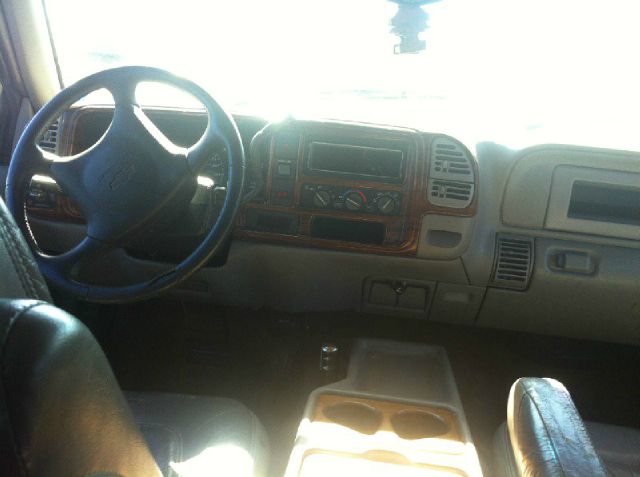 1999 Chevrolet K2500 4DR Luxury 4X4