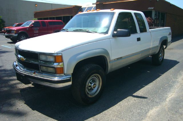 2000 Chevrolet K2500 LE Sedan