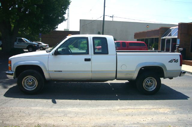 2000 Chevrolet K2500 LE Sedan