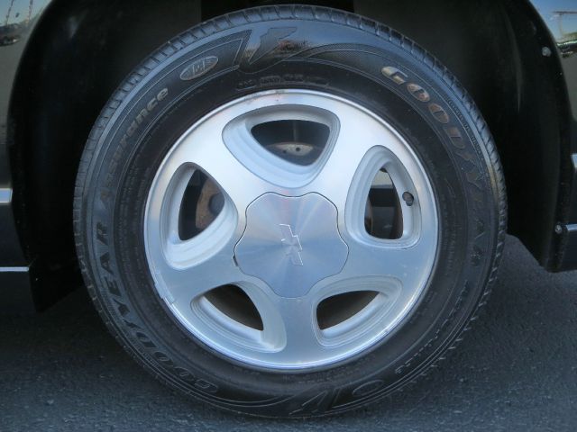 2002 Chevrolet Monte Carlo 4dr Sdn Auto (natl) Hatchback