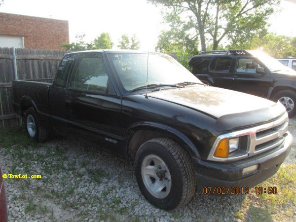 1997 Chevrolet S10 4dr Sdn Auto GLS w/XM