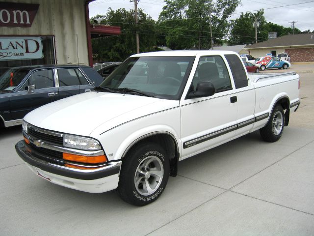 1998 Chevrolet S10 4dr Sdn Auto GLS w/XM