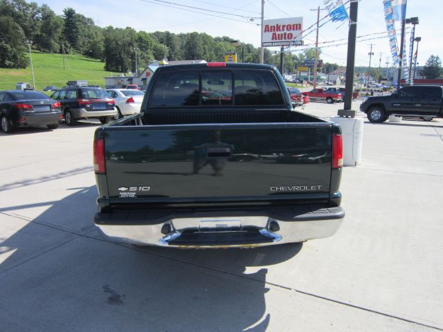 2001 Chevrolet S10 C300 Luxury Sedan 4D