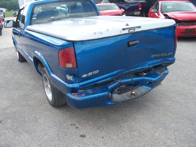 2001 Chevrolet S10 4dr Sdn Custom Sedan