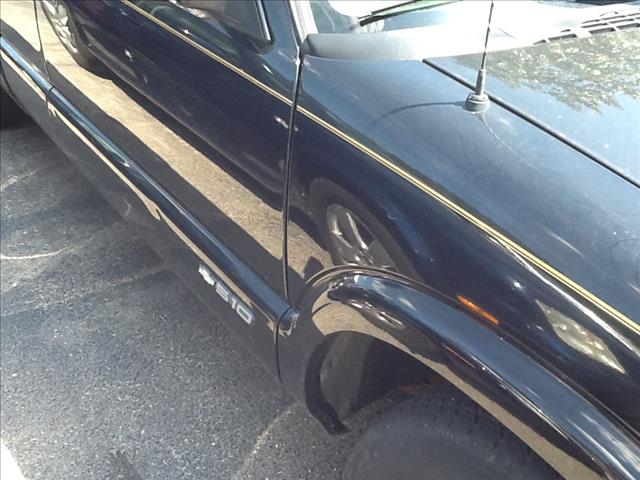 2002 Chevrolet S10 4dr Sdn Auto GLS w/XM