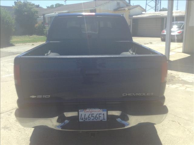 2002 Chevrolet S10 C300 Luxury Sedan 4D