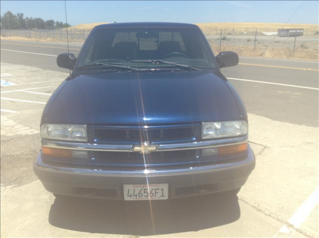2002 Chevrolet S10 C300 Luxury Sedan 4D