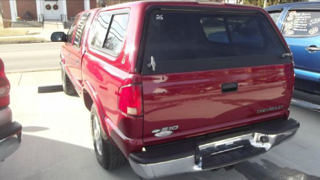 2002 Chevrolet S10 C300 Luxury Sedan 4D