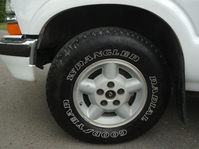 2002 Chevrolet S10 C300 Luxury Sedan 4D