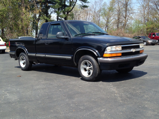 1998 Chevrolet S10 Pickup 4dr Sdn Auto GLS w/XM