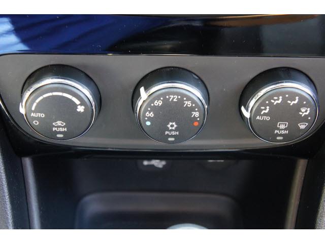 2011 Chrysler 200 SLT 25