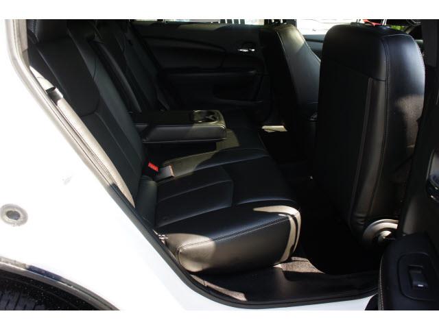 2011 Chrysler 200 SLT 25