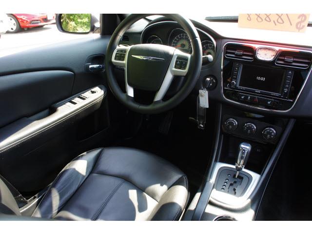 2011 Chrysler 200 SLT 25