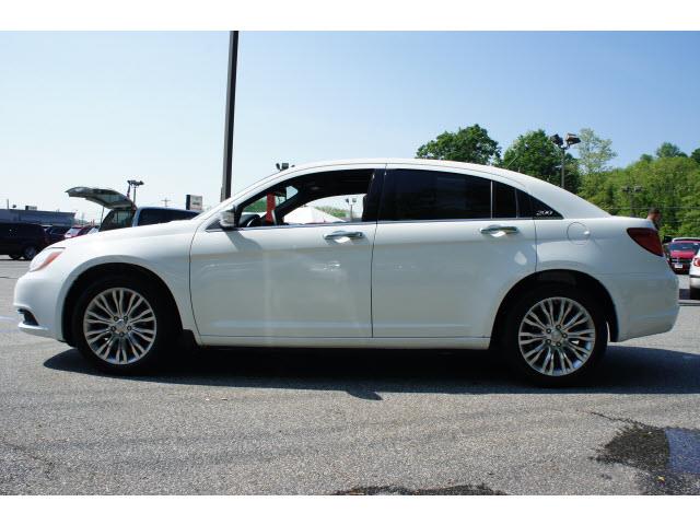 2011 Chrysler 200 SLT 25