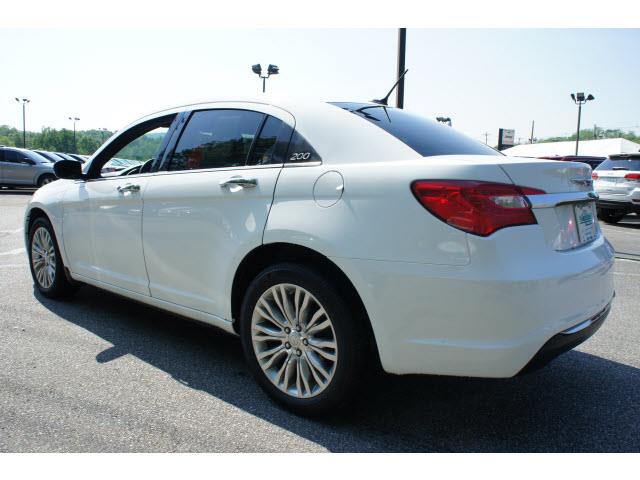 2011 Chrysler 200 SLT 25