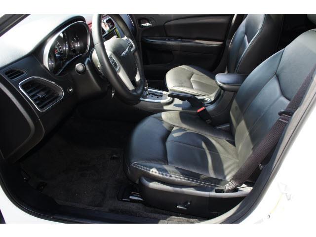 2011 Chrysler 200 SLT 25