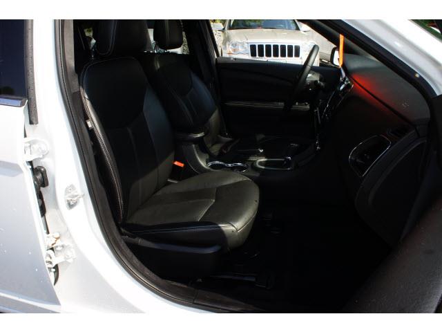 2011 Chrysler 200 SLT 25