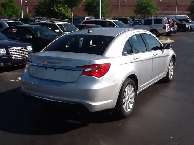 2011 Chrysler 200 LS Flex Fuel 4x4 This Is One Of Our Best Bargains