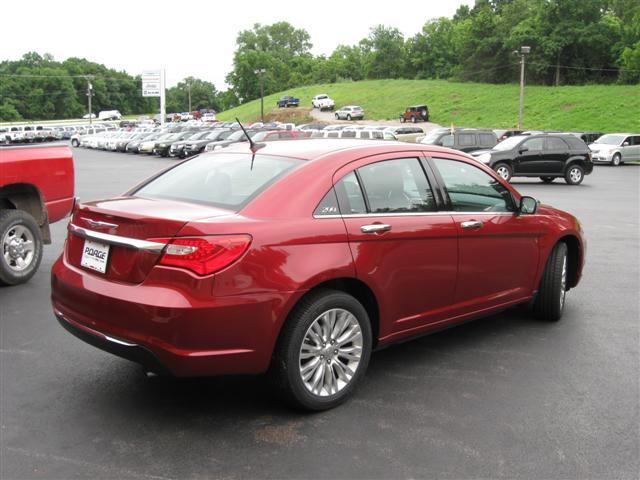 2011 Chrysler 200 SLT 25