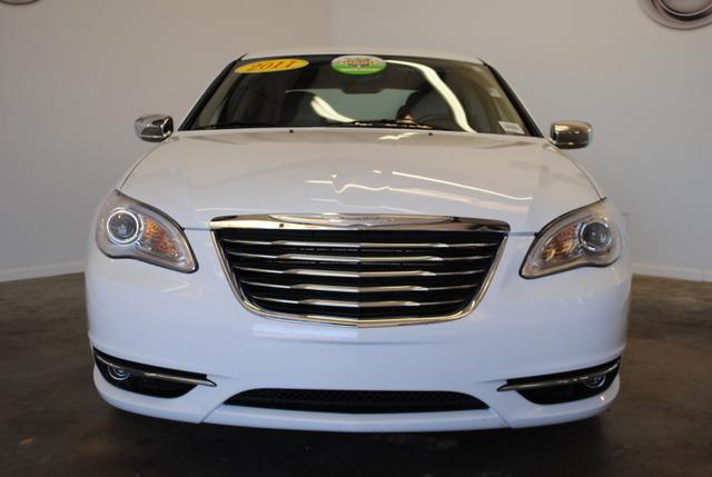 2011 Chrysler 200 SLT 25