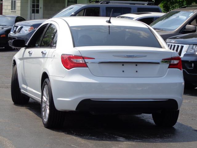 2012 Chrysler 200 SLT 25