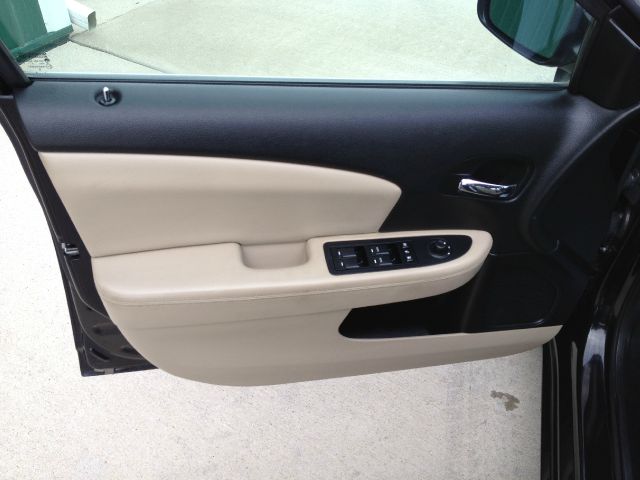 2012 Chrysler 200 SLT 25