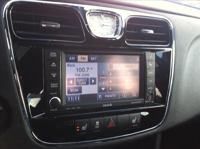 2012 Chrysler 200 SLT 25