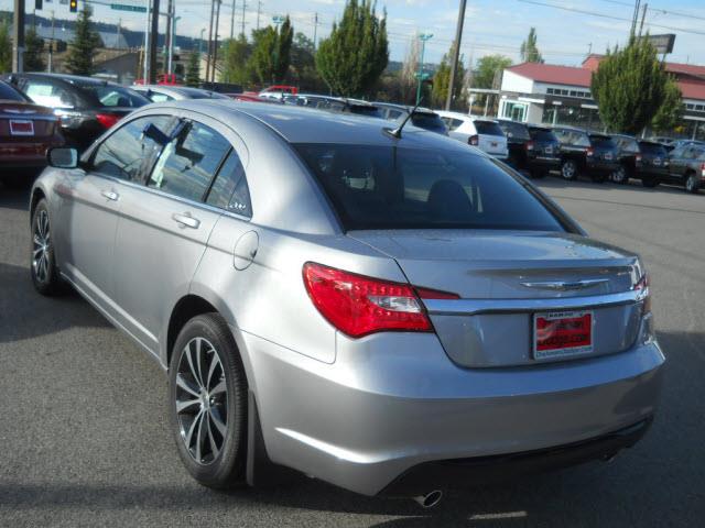 2013 Chrysler 200 SLT 25