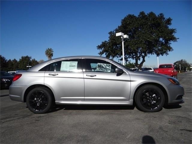 2014 Chrysler 200 4dr Sdn Auto