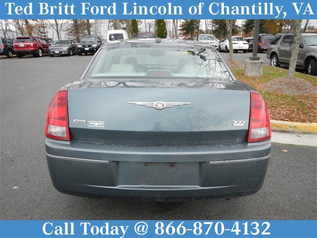 2005 Chrysler 300 SLT 25
