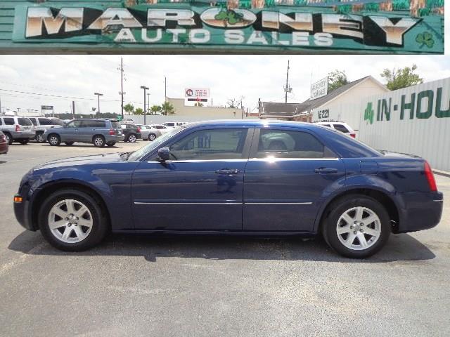 2005 Chrysler 300 LS Pickup 2D 8 Ft