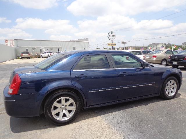 2005 Chrysler 300 LS Pickup 2D 8 Ft