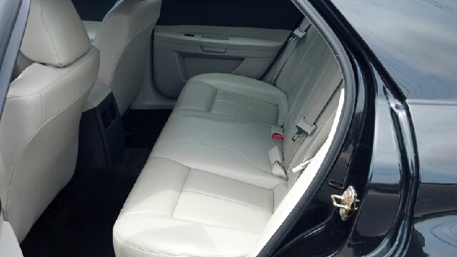 2005 Chrysler 300 SLT 25