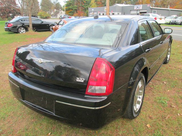 2005 Chrysler 300 SLT 25