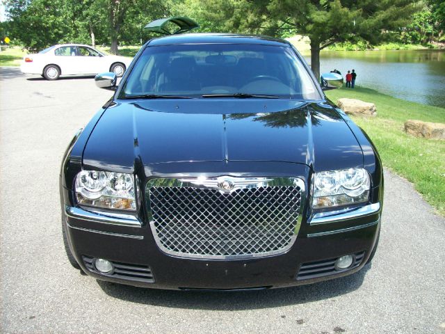 2005 Chrysler 300 SLT 25