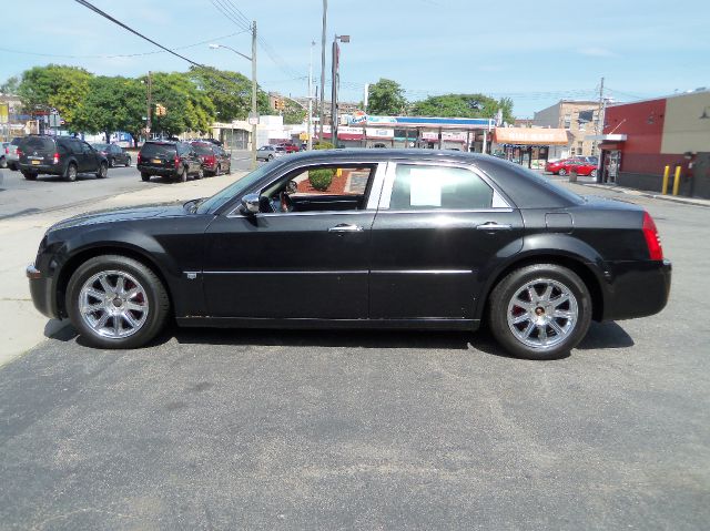 2005 Chrysler 300 Crew Cab 156 Inch XLT 4WD 4x4 Truck
