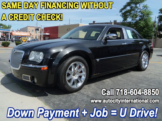 2005 Chrysler 300 Crew Cab 156 Inch XLT 4WD 4x4 Truck