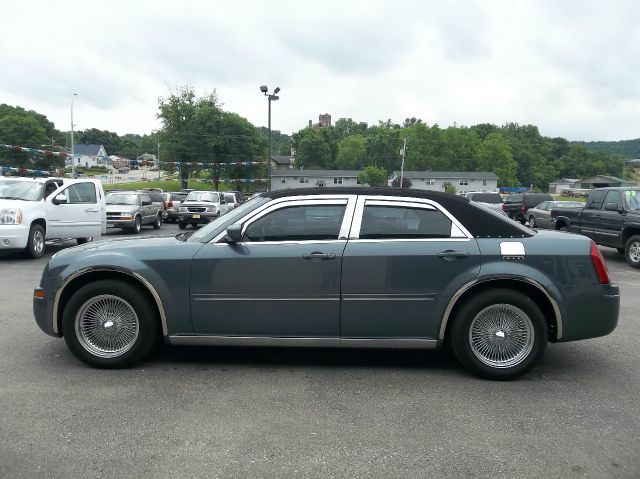2005 Chrysler 300 SLT 25